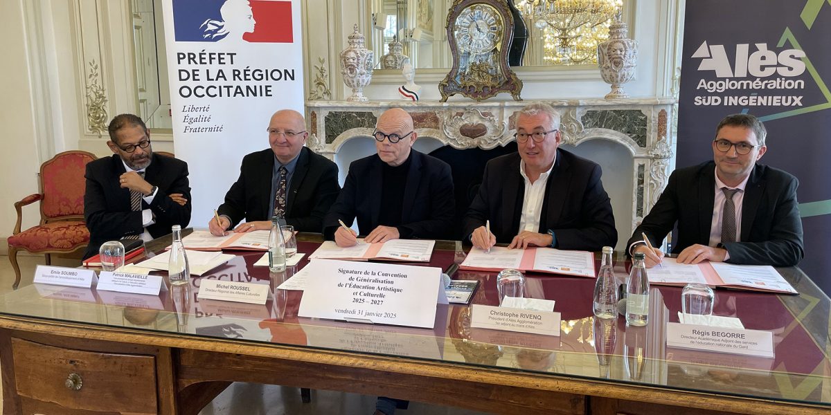 Signature en présence du sous-préfet d'Alès, du directeur régional des affaires culturelles, du vice-président du Département en charge de la culture, du président d'Alès Agglomération et de l'adjoint du directeur académique de l’Éducation nationale.